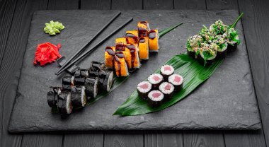 Suşi nigiri ve maki büyük seti. Tonbalığı, yengeç, somon, yılan balığı ve rulo ile çeşitli Japon suşileri. Üst Manzara. Asya mutfağı. Menü için fotoğraf.
