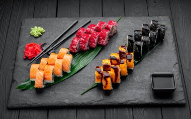 Suşi nigiri ve maki büyük seti. Tonbalığı, yengeç, somon, yılan balığı ve rulo ile çeşitli Japon suşileri. Üst Manzara. Asya mutfağı. Menü için fotoğraf.