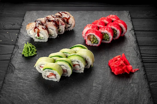 将寿司和麻吉大盘放在石板上 各种各样的日本寿司 配以金枪鱼 鳗鱼和面包卷 顶部视图 亚洲菜 菜单上的照片 — 图库照片