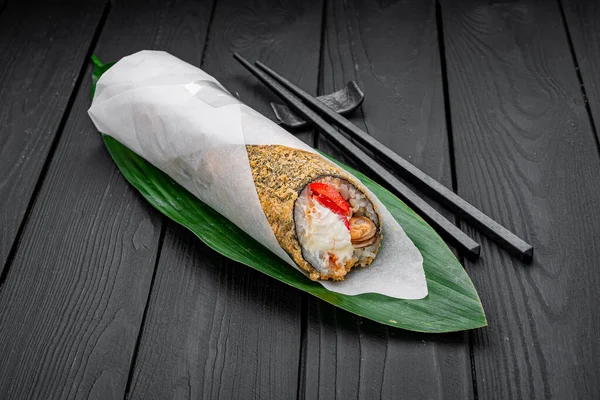 Warm Hand Roll Mussels Peppers Cream Cheese Dark Background Asian — Stock Photo, Image
