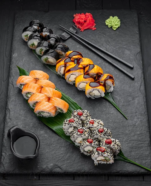 Verschiedene Sushi Nigiri Und Maki Big Set Auf Schiefer Japanisches — Stockfoto