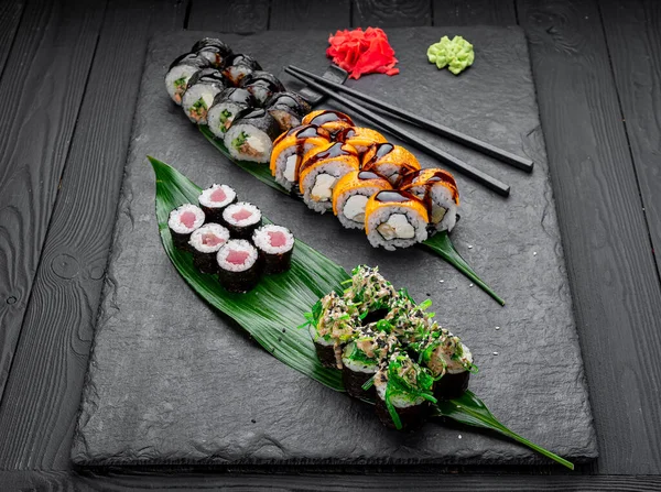 Blandad Sushi Nigiri Och Maki Stort Set Skiffer Mängd Japansk — Stockfoto