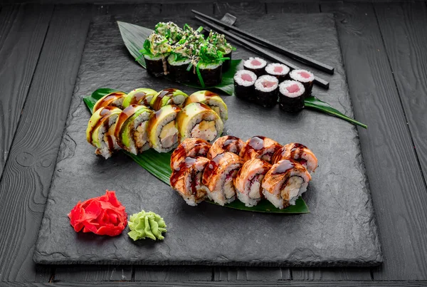 Blandad Sushi Nigiri Och Maki Stort Set Skiffer Mängd Japansk — Stockfoto