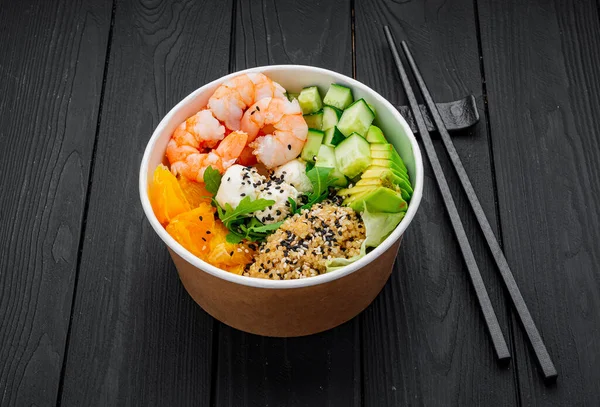 Poke Bowl Met Garnalen Quinoa Avocado Komkommer Roomkaas Sinaasappel Aziatische Stockfoto