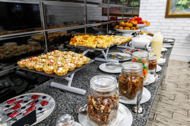 Kahvaltı Büfesi Konsepti, Lüks Otel 'de Kahvaltı Zamanı. Otelde lezzetli ve çeşitli yemekler var.