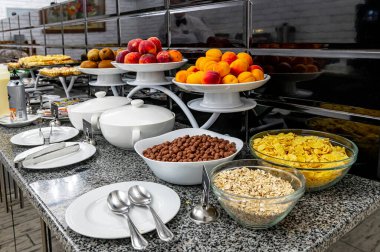 Kahvaltı Büfesi Konsepti, Lüks Otel 'de Kahvaltı Zamanı. Otelde lezzetli ve çeşitli yemekler var.