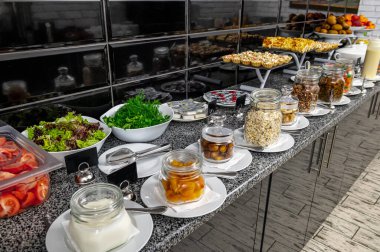 Kahvaltı Büfesi Konsepti, Lüks Otel 'de Kahvaltı Zamanı. Otelde lezzetli ve çeşitli yemekler var.