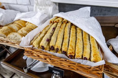 Kahvaltı Büfesi Konsepti, Lüks Otel 'de Kahvaltı Zamanı. Otelde lezzetli ve çeşitli yemekler var.