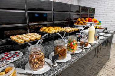 Kahvaltı Büfesi Konsepti, Lüks Otel 'de Kahvaltı Zamanı. Otelde lezzetli ve çeşitli yemekler var.