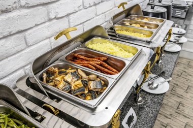 Kahvaltı Büfesi Konsepti, Lüks Otel 'de Kahvaltı Zamanı. Otelde lezzetli ve çeşitli yemekler var.