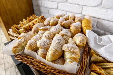 Kahvaltı Büfesi Konsepti, Lüks Otel 'de Kahvaltı Zamanı. Otelde lezzetli ve çeşitli yemekler var.