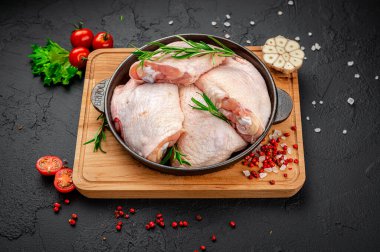 Siyah arka planda çiğ tavuk budu. Sağlıklı gıda konsepti.