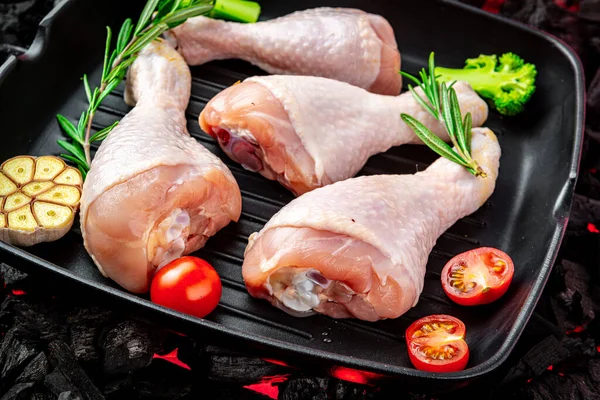Rohe Hühnerkeulen Einer Pfanne Mit Gemüse Und Gewürzen Stehen Auf — Stockfoto