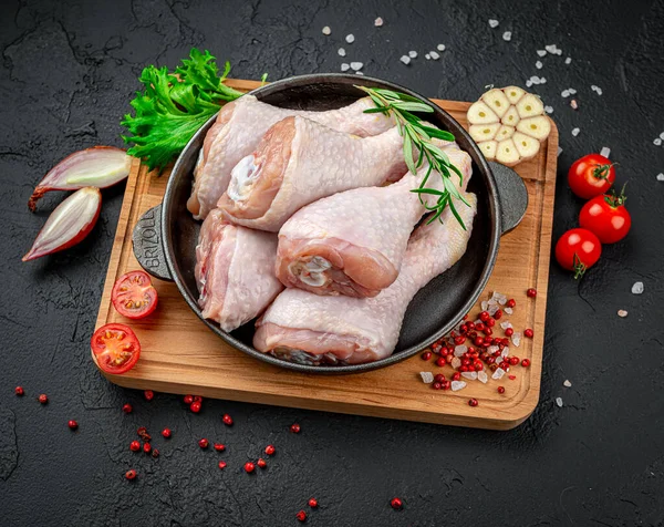 Frische Hühnerkeulen Keule Mit Zutaten Zum Kochen Der Pfanne Bio — Stockfoto