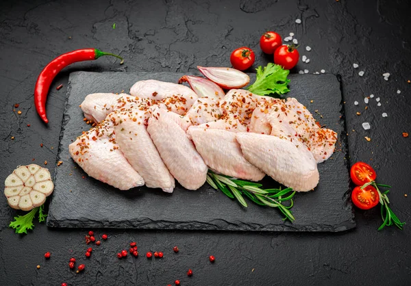 Rohe Chicken Wings Auf Einem Schwarzen Küchentisch Konzept Für Gesunde — Stockfoto