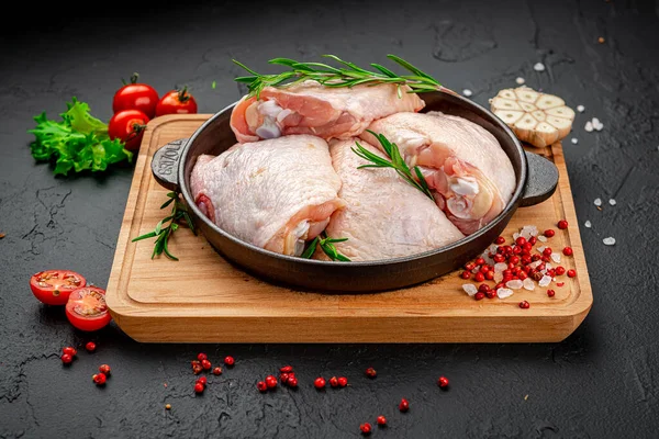 Rohe Hühnerkeulen Auf Schwarzem Hintergrund Konzept Für Gesunde Ernährung — Stockfoto