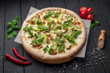Izgara tavuk, avokado ve roka ile nefis pizza. Büyük pizzanın en üst görüntüsü