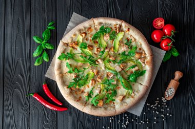 Izgara tavuk, avokado ve roka ile nefis pizza. Büyük pizzanın en üst görüntüsü