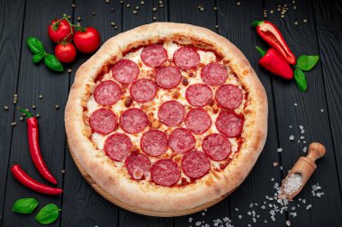Lezzetli pepperonili pizza ve yemek malzemeleri domates fesleğenli sıcak biberli pizza manzaralı..