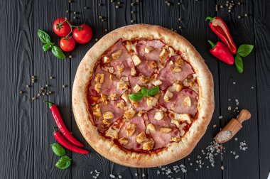 Lezzetli ve farklı et çeşitleriyle büyük pizza. Sıcak pizzanın en üst görüntüsü.