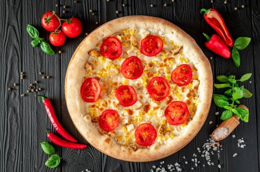 Lezzetli ve farklı et çeşitleriyle büyük pizza. Sıcak pizzanın en üst görüntüsü.