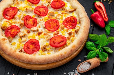 Lezzetli ve farklı et çeşitleriyle büyük pizza. Sıcak pizzanın en üst görüntüsü.