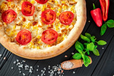 Lezzetli ve farklı et çeşitleriyle büyük pizza. Sıcak pizzanın en üst görüntüsü.