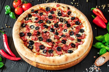 Farklı et çeşitleriyle büyük ve lezzetli bir pizza. Sosisli, tavuklu ve mantarlı İtalyan pizzası.