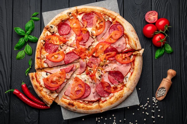 Italiaanse Pizza Met Ham Worst Champignons Tomaten Uien Italiaanse Pizza — Stockfoto