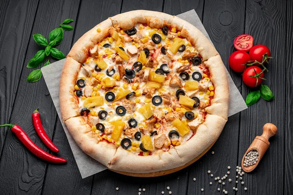Leckere Pizza Mit Hühnerfleisch Ananas Mais Und Oliven Blick Auf — Stockfoto