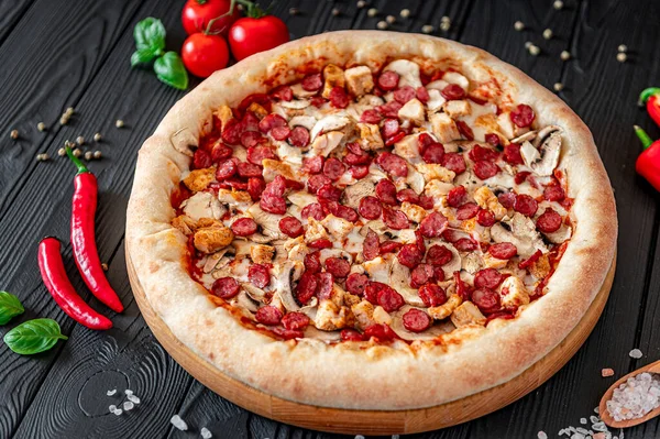 Duża Smaczna Pizza Różnymi Rodzajami Mięsa Włoska Pizza Kiełbasą Kurczakiem — Zdjęcie stockowe