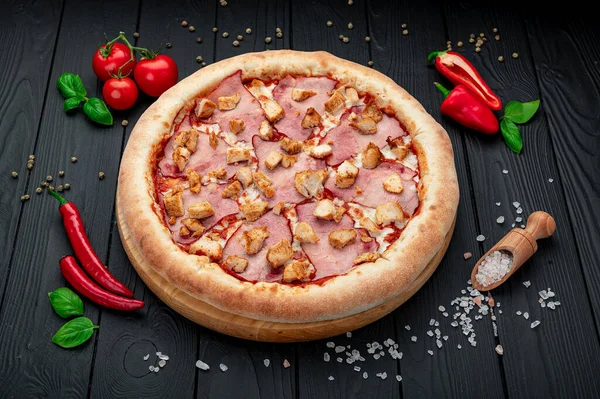 Lekkere Grote Pizza Met Verschillende Soorten Vlees Bovenaanzicht Van Hete — Stockfoto