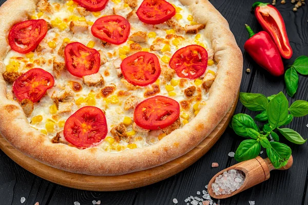 肉の種類が異なるおいしいと大きなピザ ホットピザのトップビュー — ストック写真