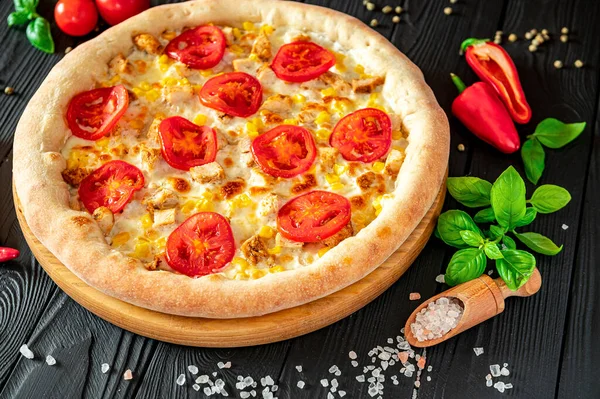 Chutná Velká Pizza Různými Druhy Masa Horní Pohled Horkou Pizzu — Stock fotografie