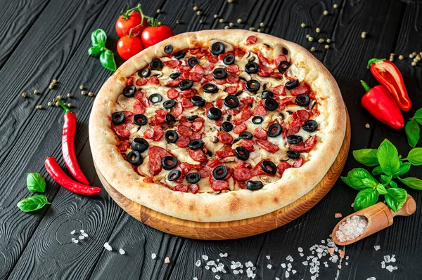 Grote Lekkere Pizza Met Verschillende Soorten Vlees Italiaanse Pizza Met — Stockfoto