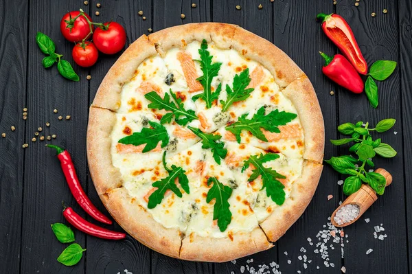Deliciosa Pizza Quente Com Salmão Rúcula Especiarias Diferentes Mesa Madeira — Fotografia de Stock