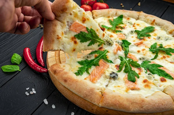 Heerlijke Warme Pizza Met Zalm Arugula Verschillende Kruiden Houten Tafel — Stockfoto