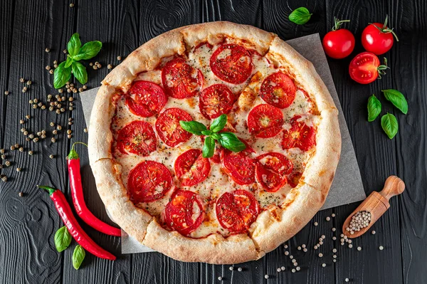 Pizza Margherita Zwarte Achtergrond Bovenaanzicht Pizza Margarita Met Tomaten Basilicum — Stockfoto