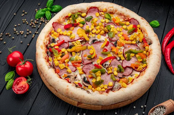 Lekkere Grote Pizza Met Verschillende Soorten Vlees Pizza Met Verschillende — Stockfoto