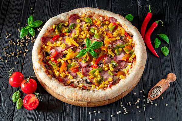Smaczna Duża Pizza Różnymi Rodzajami Mięsa Pizza Różnymi Składnikami Słodka — Zdjęcie stockowe