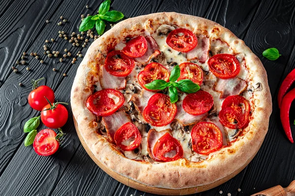 Lezzetli Farklı Çeşitleriyle Büyük Pizza Sıcak Pizzanın Üst Görüntüsü — Stok fotoğraf