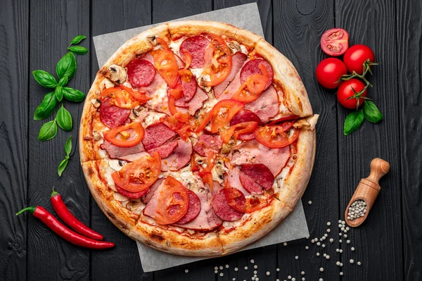 Italská Pizza Šunkou Klobásou Houbami Rajčaty Cibulí Italská Pizza Tmavém Stock Snímky