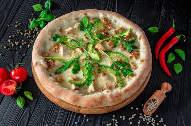 Izgara tavuk, avokado ve roka ile nefis pizza. Büyük pizzanın en üst görüntüsü