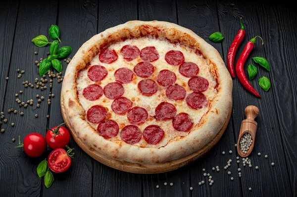 Вкусная Пицца Пепперони Приготовление Ингредиентов Томаты Базилик Вид Горячую Пиццу — стоковое фото