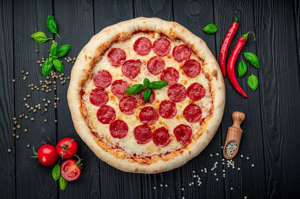 Lekkere Pepperoni Pizza Koken Ingrediënten Tomaten Basilicum Bovenaanzicht Van Hete — Stockfoto