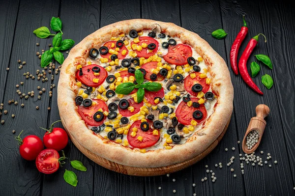 肉の種類が違う大きくておいしいピザ ソーセージ チキン キノコとイタリアのピザ — ストック写真