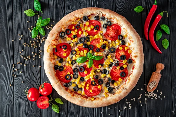 Farklı Çeşitleriyle Büyük Lezzetli Bir Pizza Sosisli Tavuklu Mantarlı Talyan — Stok fotoğraf
