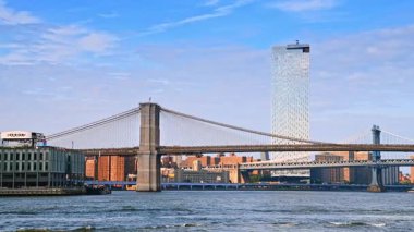 New York, ABD, 4 Temmuz 2025: Brooklyn Köprüsü 'nden hareket eden araç. Manhattan Köprüsü, arka planda. New York Rıhtımı, ABD.