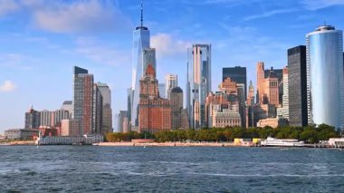 Modern New York, ABD 'nin muhteşem mimarisi. Nehir kıyısında seyahat eden tekneden manzara.