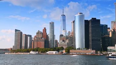 New York, ABD, 4 Temmuz 2025: Hızlı tekne su manzarası üzerinde hareket ediyor. New York, ABD 'deki modern binalar.